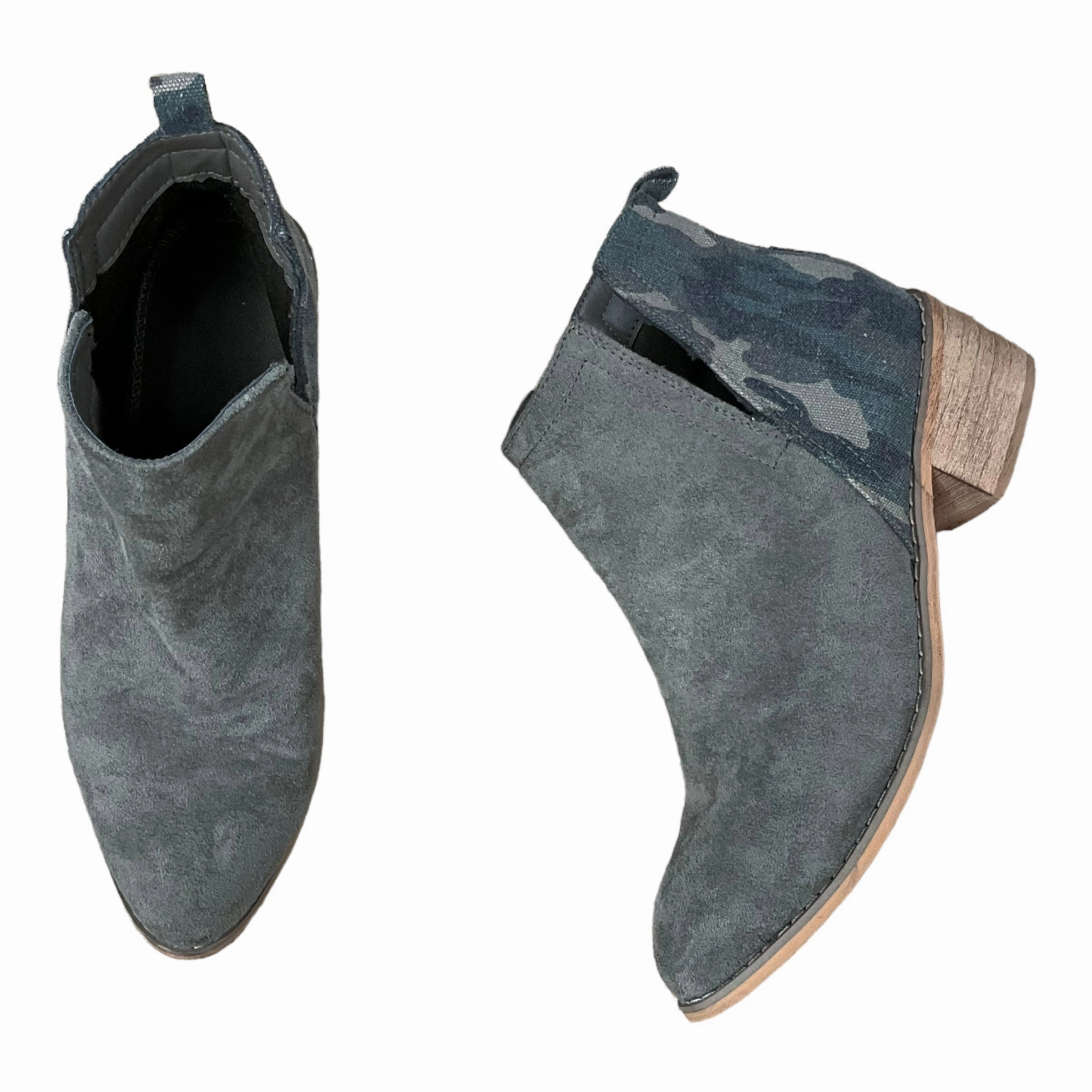 All-Terrain Use Boots Ankle Flats By Clothes Mentor  Size: 8