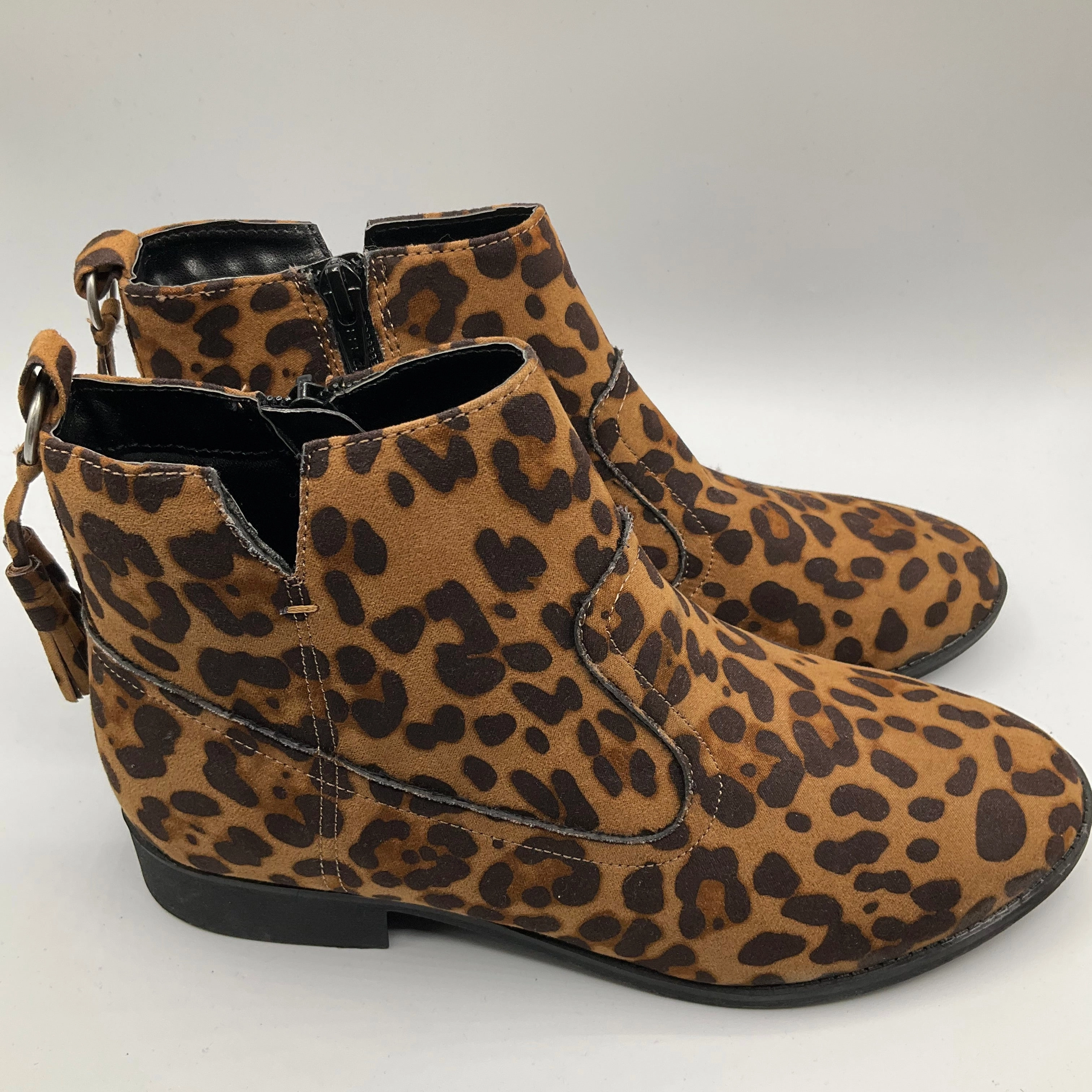 Boots Ankle Flats By Clothes Mentor In Animal Print, Size: 5 Polyester High-Performance Footwear