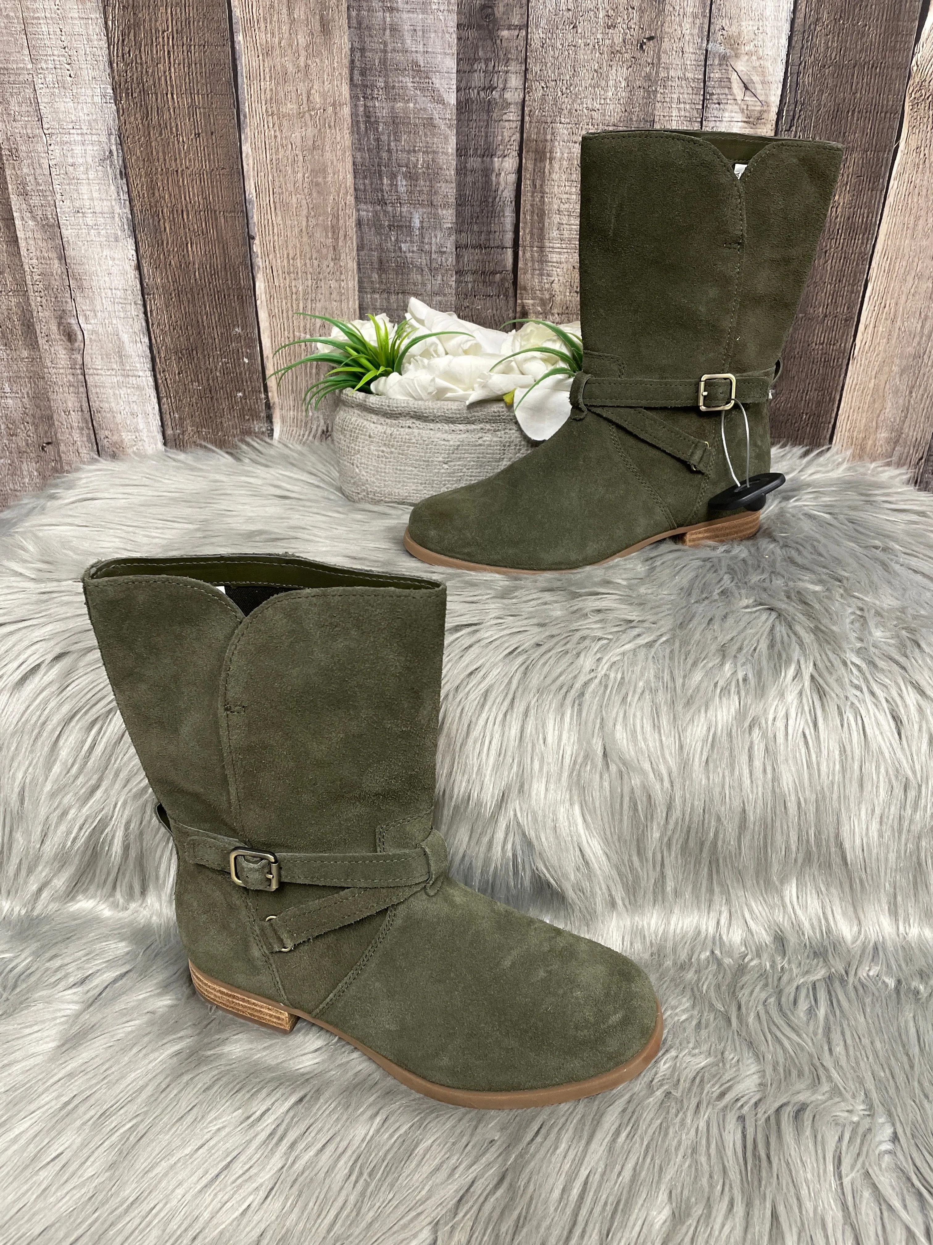 Boots Mid-calf Flats By Koolaburra By Ugg In Green, Size: 6 Comfort Pair Trendy Wear