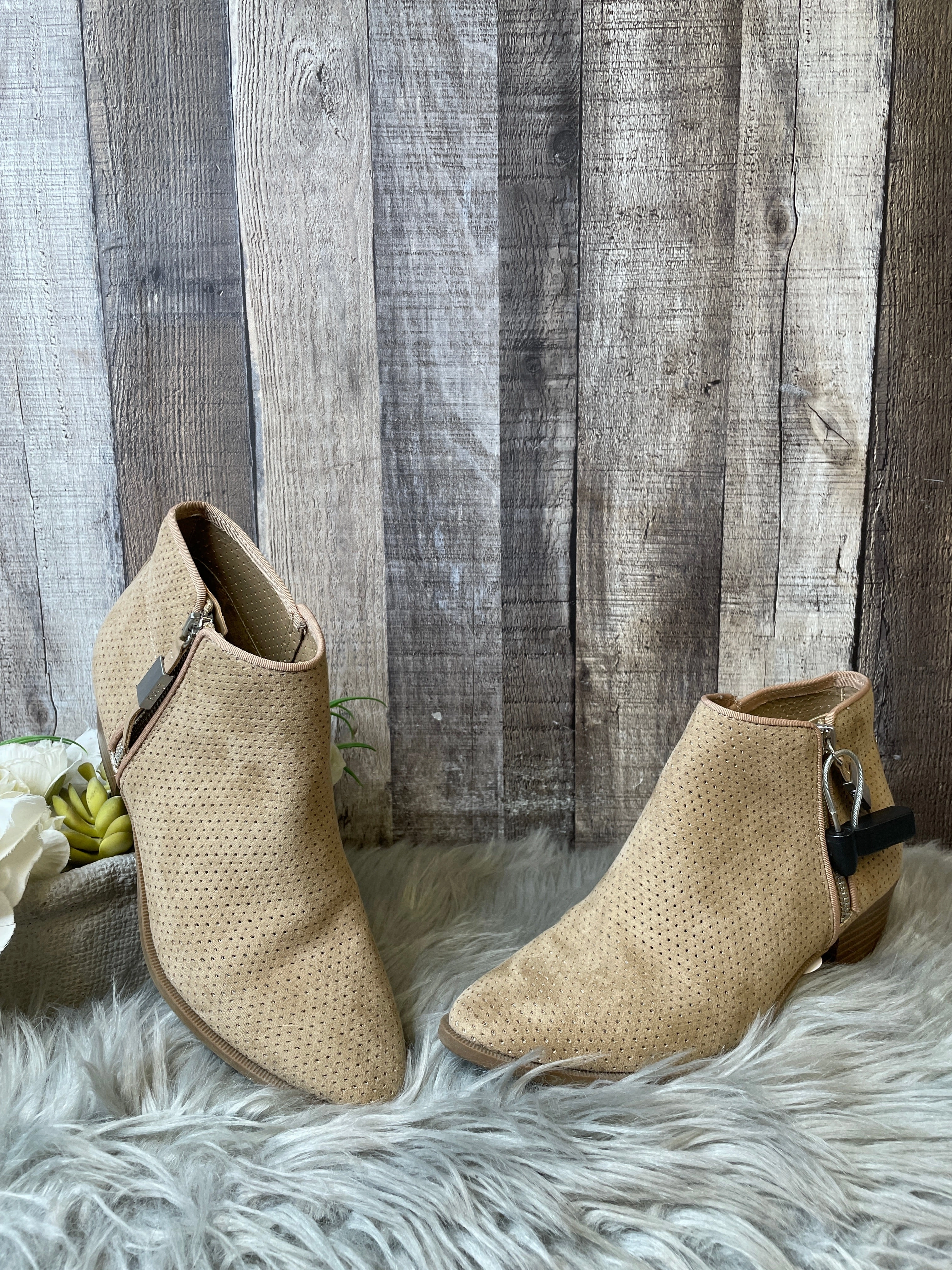 Premium Protection Breathable Upper Boots Ankle Flats By Circus By Sam Edelman  Size: 7.5