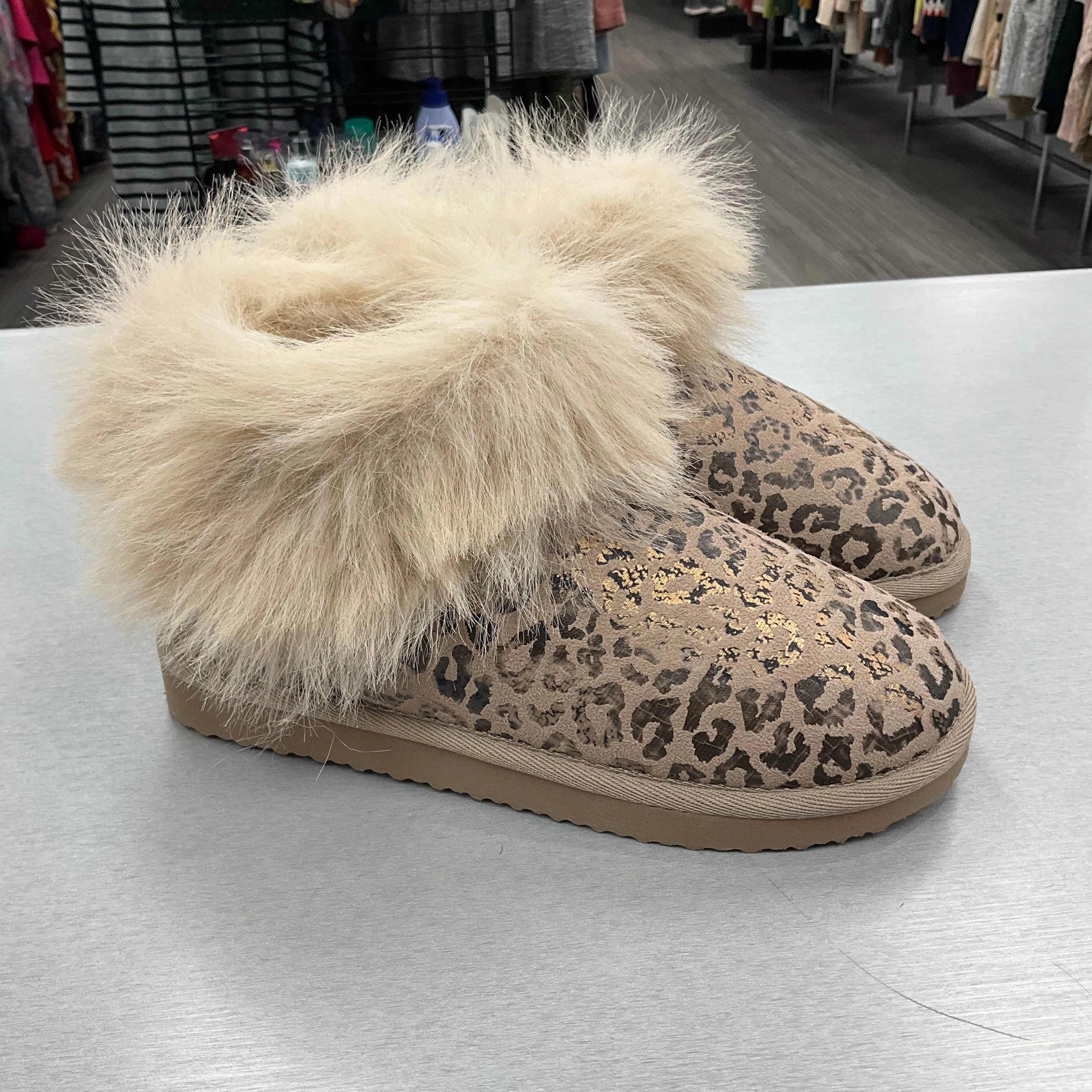 Odor Control Fabric Boots Ankle Flats By Clothes Mentor In Animal Print, Size: 6.5