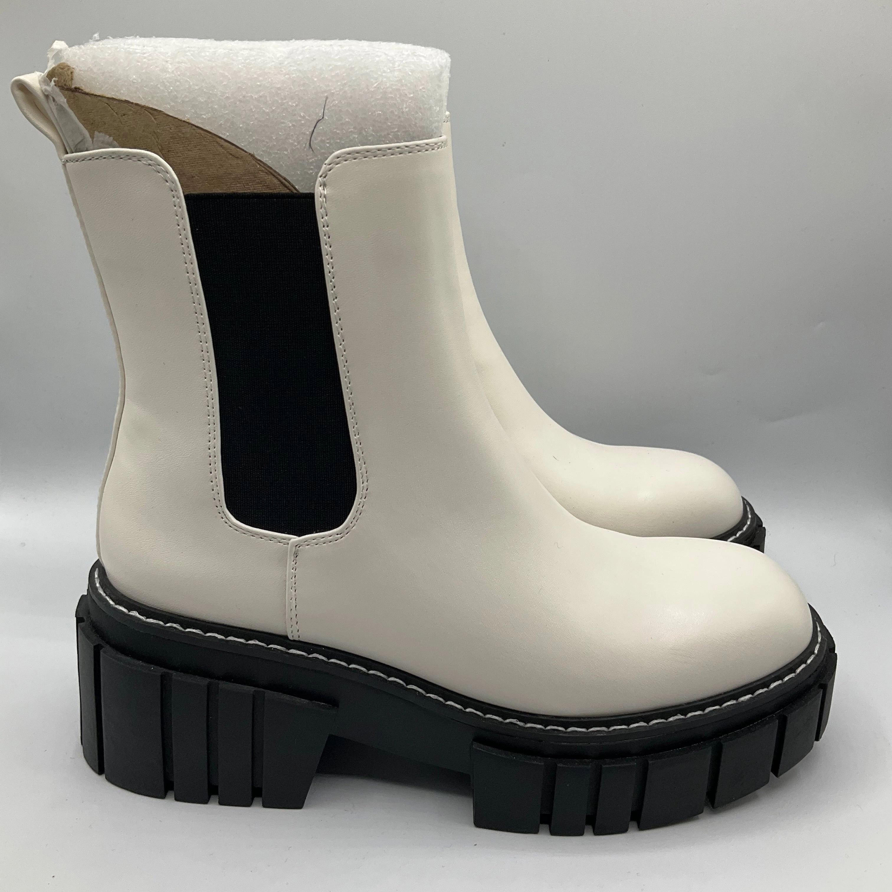 Boots Ankle Flats By Clothes Mentor In White, Size: 7 Thick sole Odor Control Technology