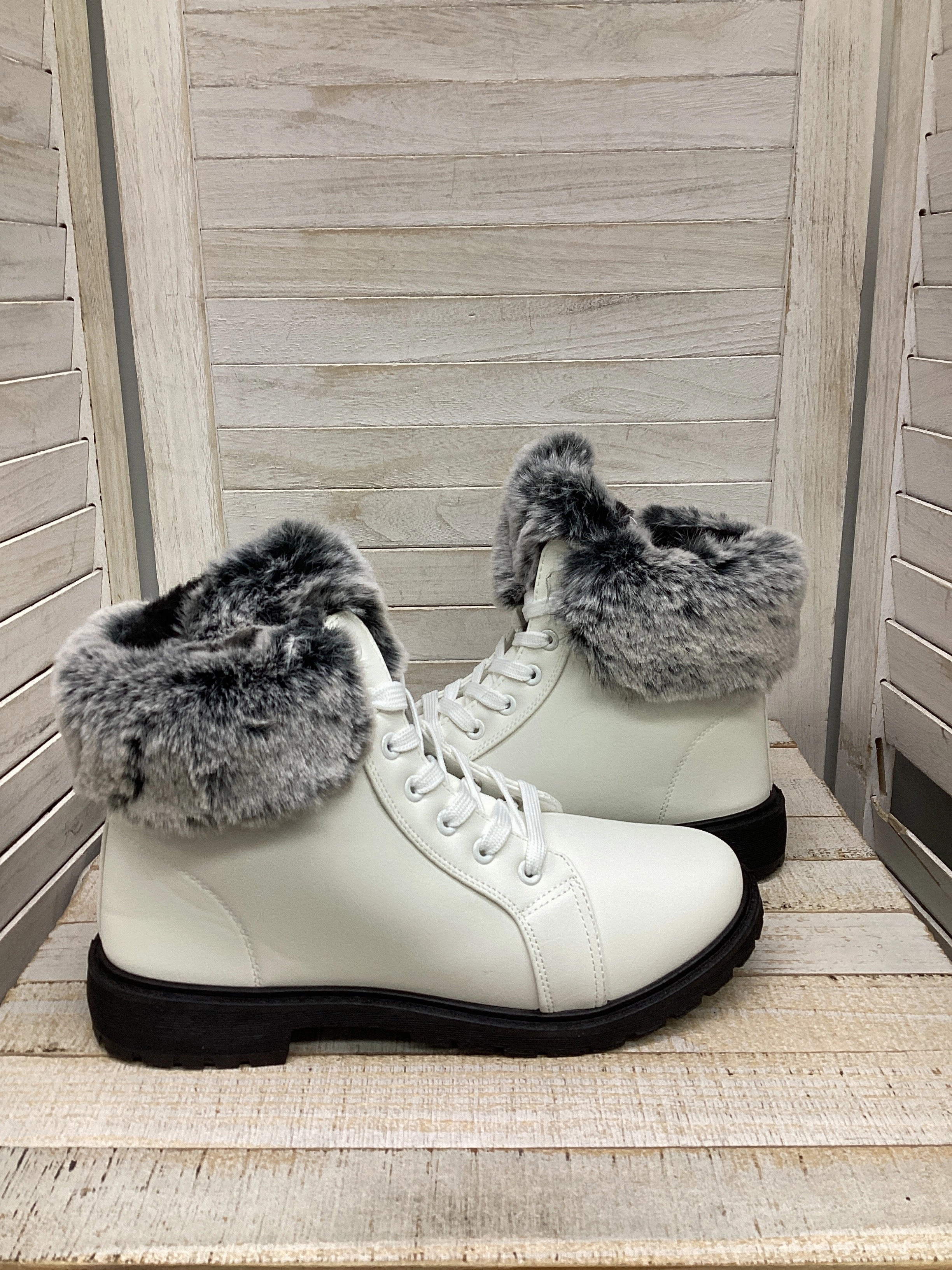 Sturdy Boots Ankle Flats By Clothes Mentor In White, Size: 9