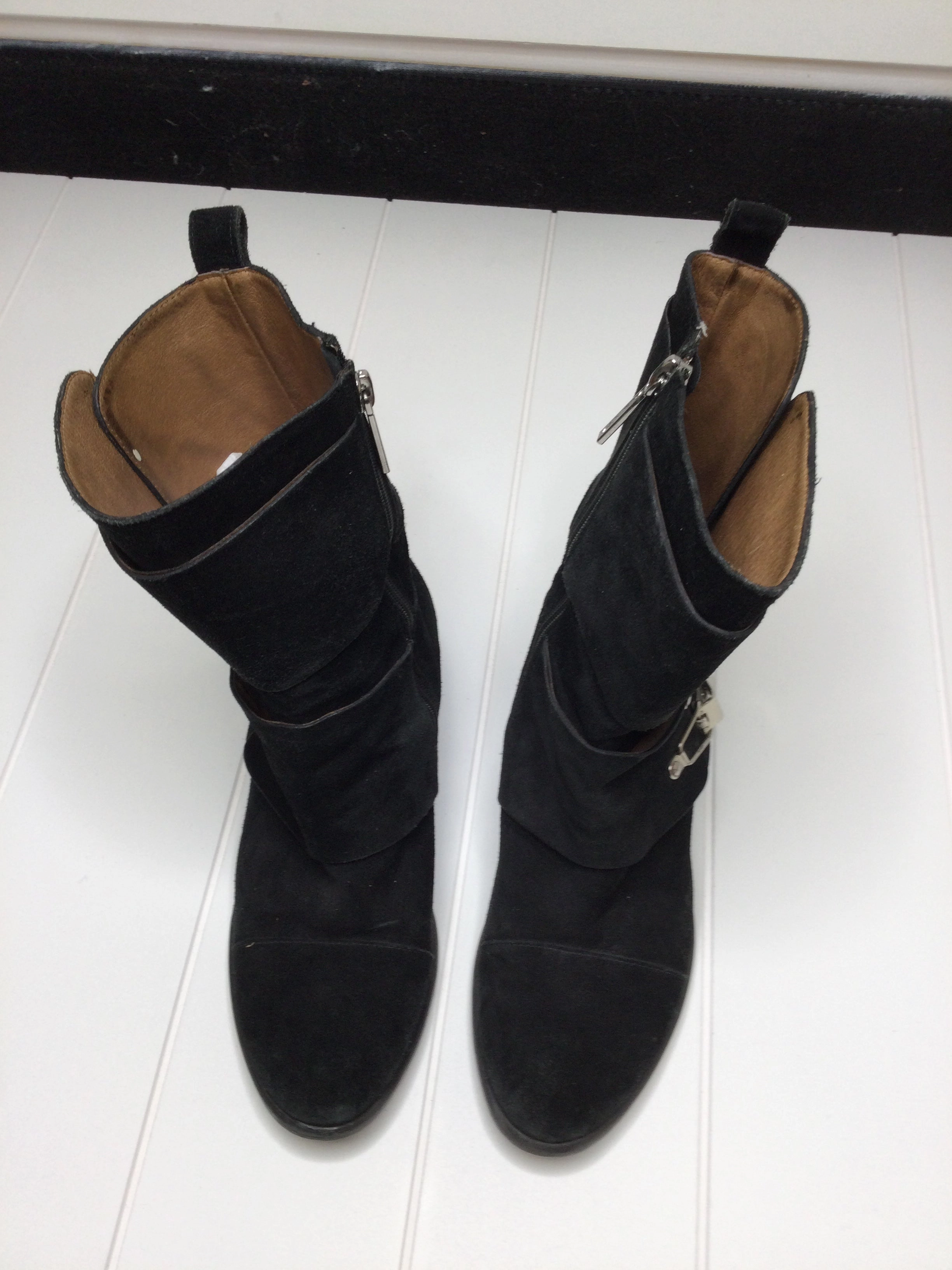 city commute Boots Ankle Flats By Donald Pliner  Size: 6