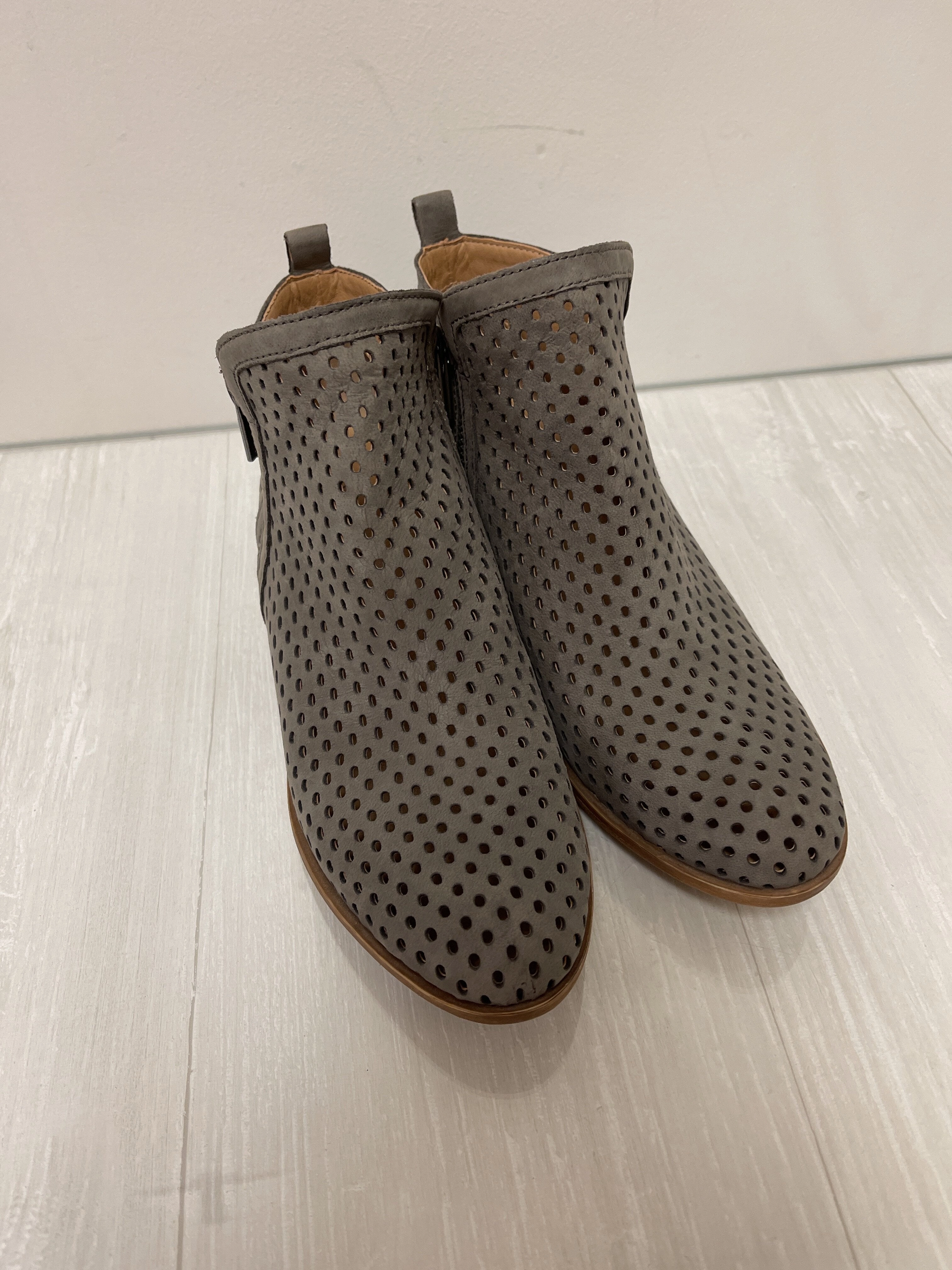 Timeless Look Grippy Outsole Trail Runner Boots Ankle Flats By Lucky Brand  Size: 7.5