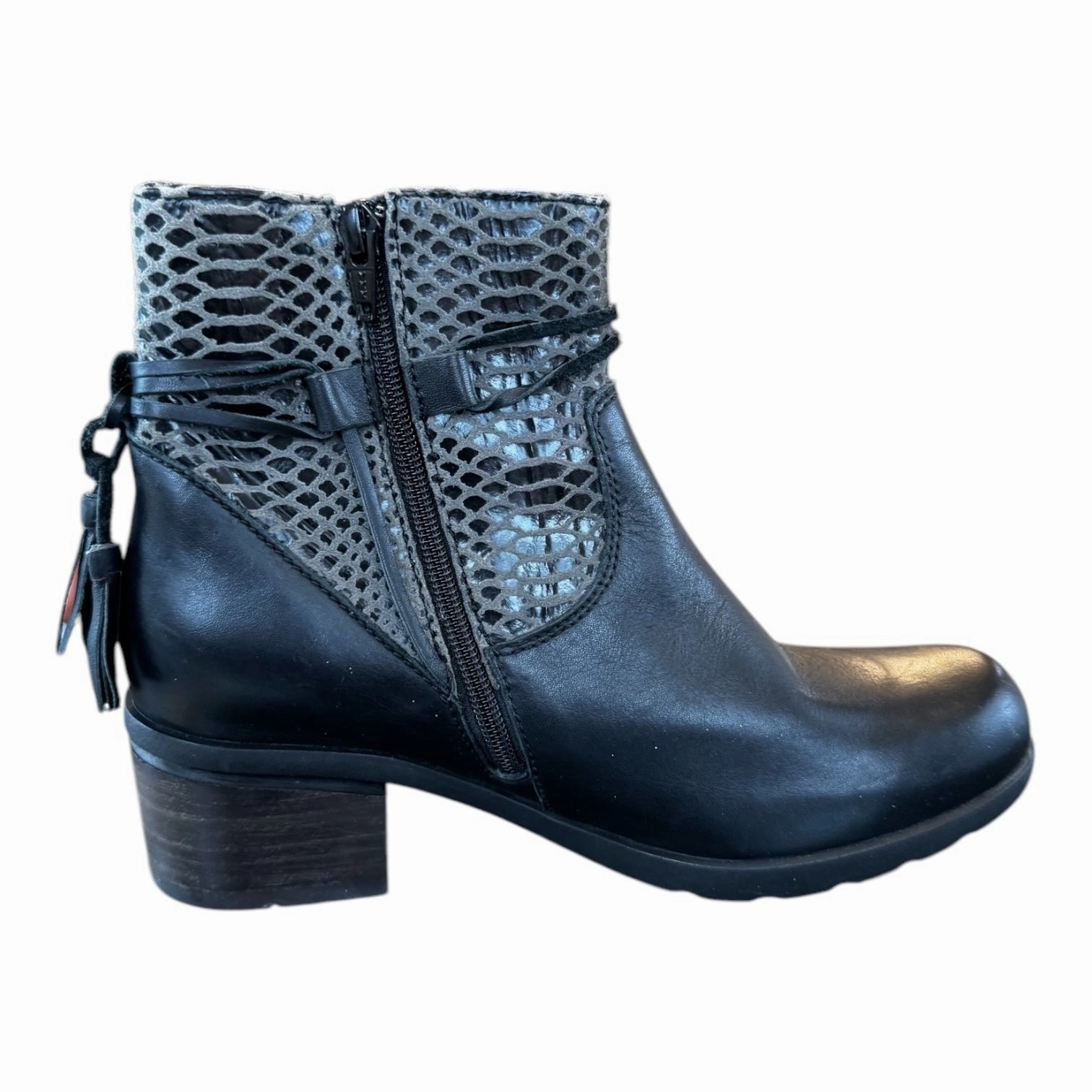 Classic Appearance Neutral design Boots Ankle Heels By Cmc In Black & Grey, Size: 8