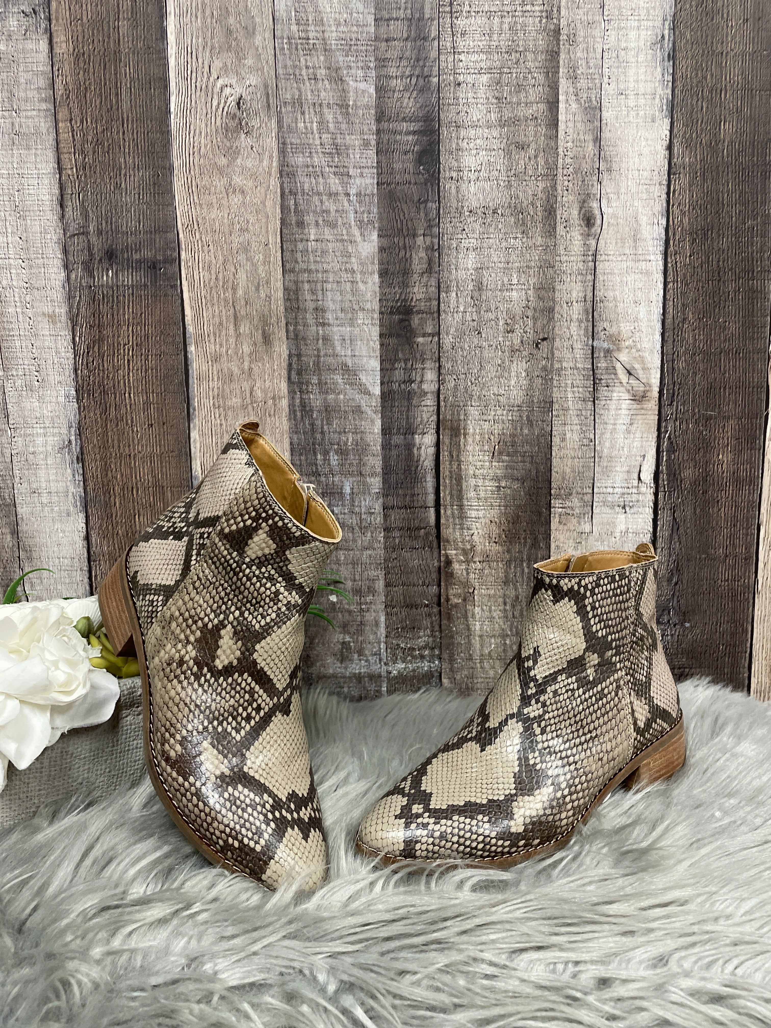 Sleek Function Fashion Focused Boots Ankle Heels By Lucky Brand  Size: 5