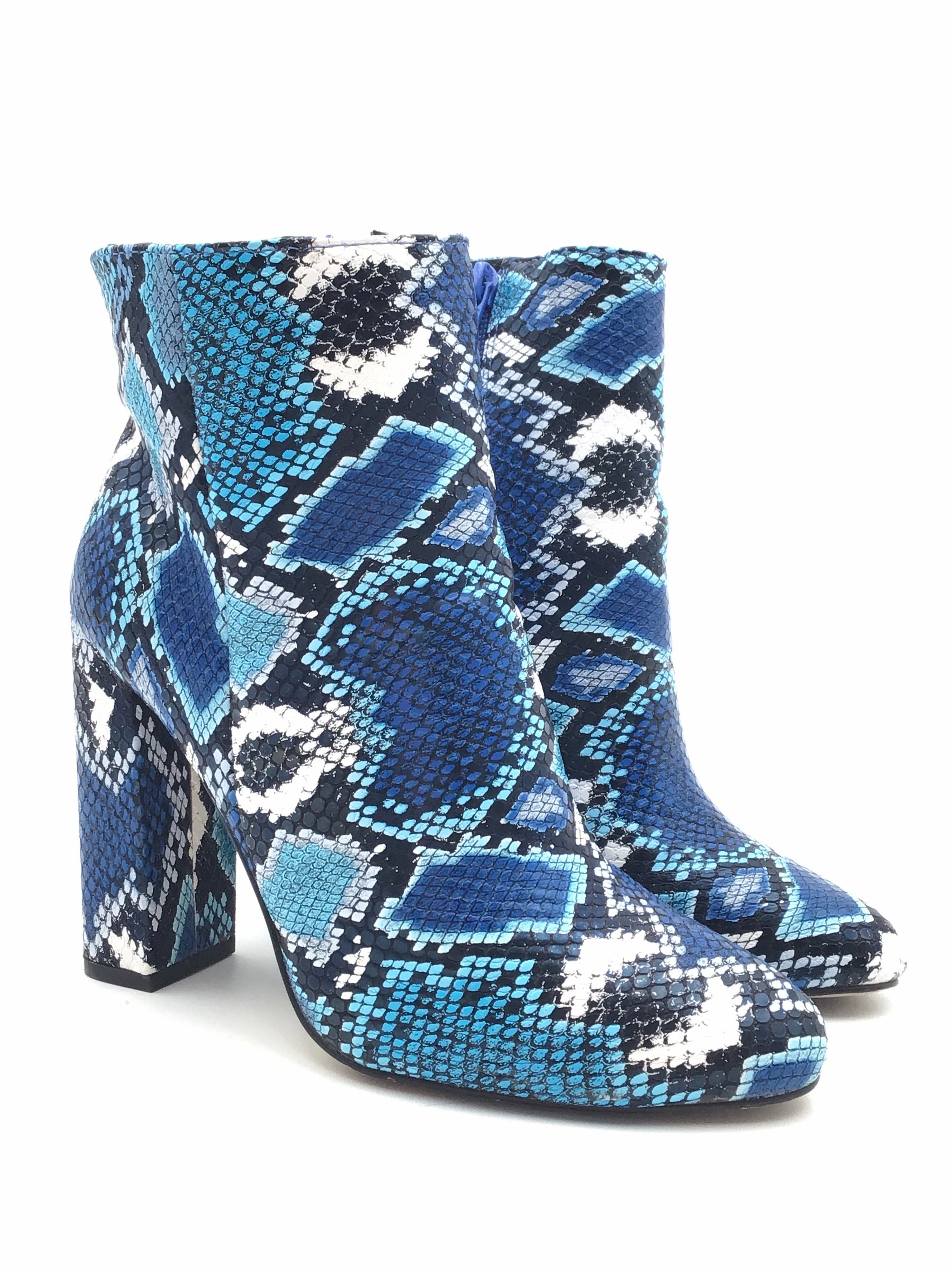 Hard Terrain Hard wearing Boots Ankle Heels By Shoedazzle In Snakeskin Print, Size: 7