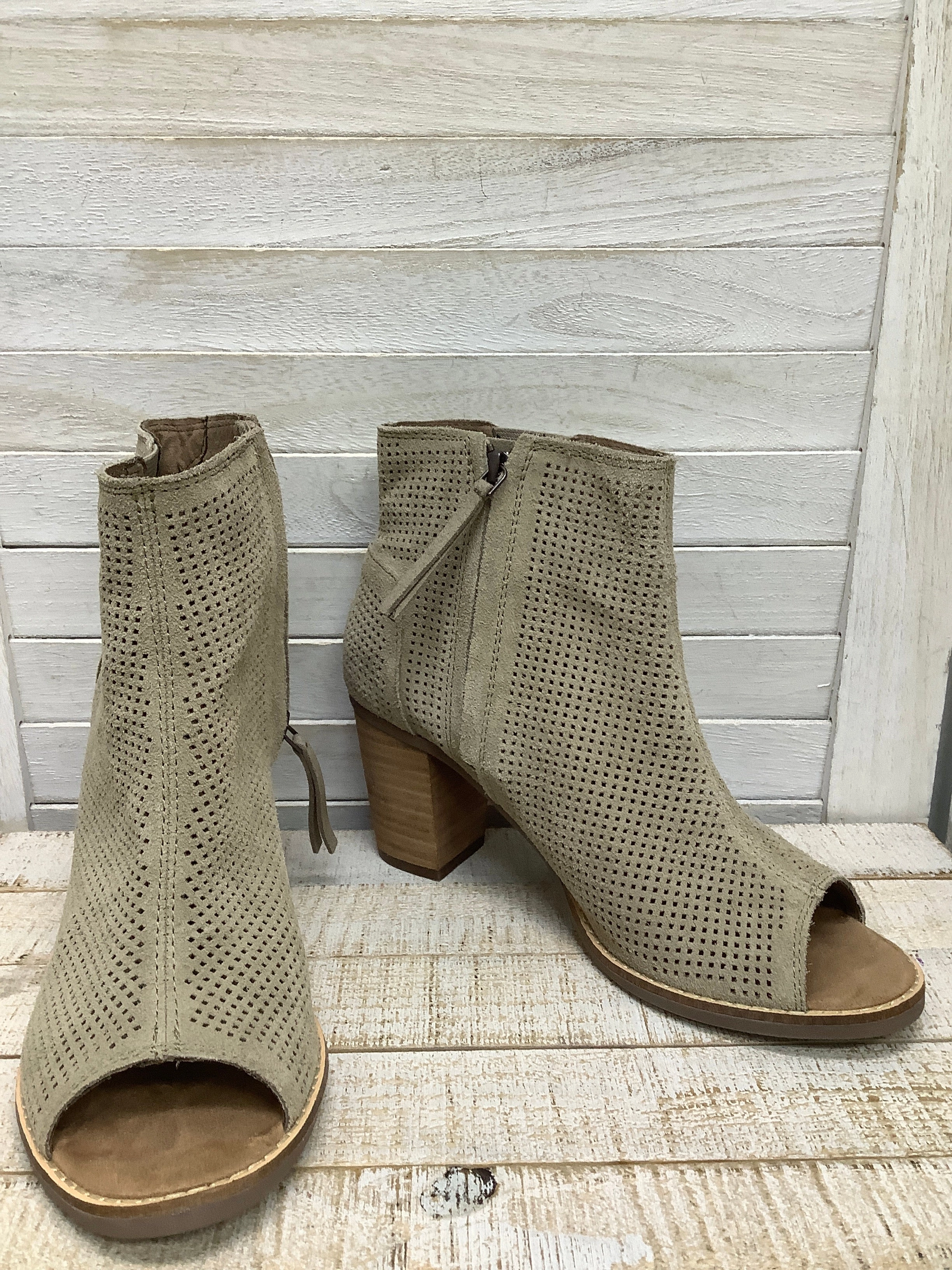 Rugged Built Remote Hiking Protective Finish Weather Resistant User Boots Ankle Heels By Toms In Tan, Size: 7.5