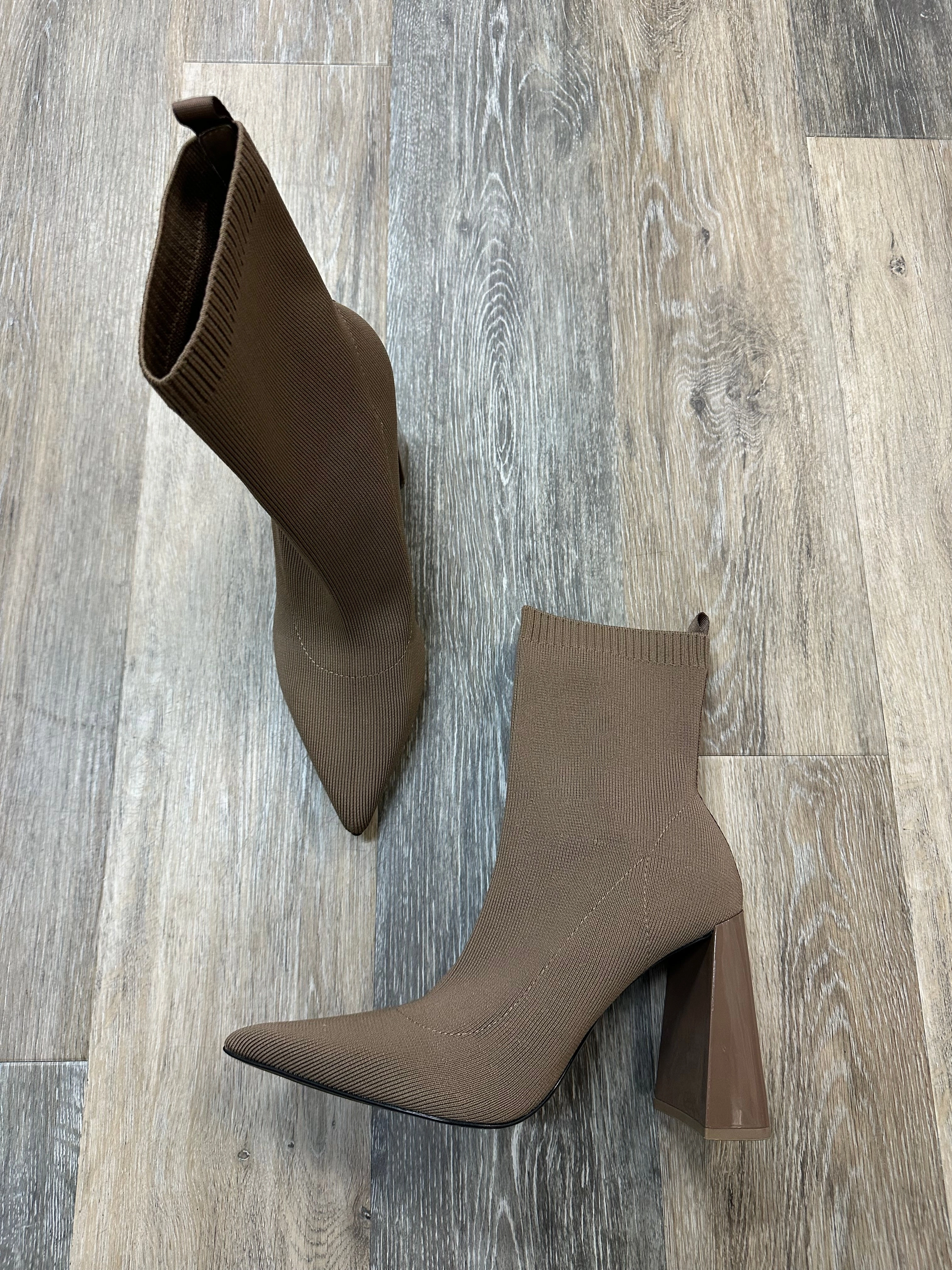 Boots Ankle Heels By Zara In Beige, Size: 9 Dust proof
