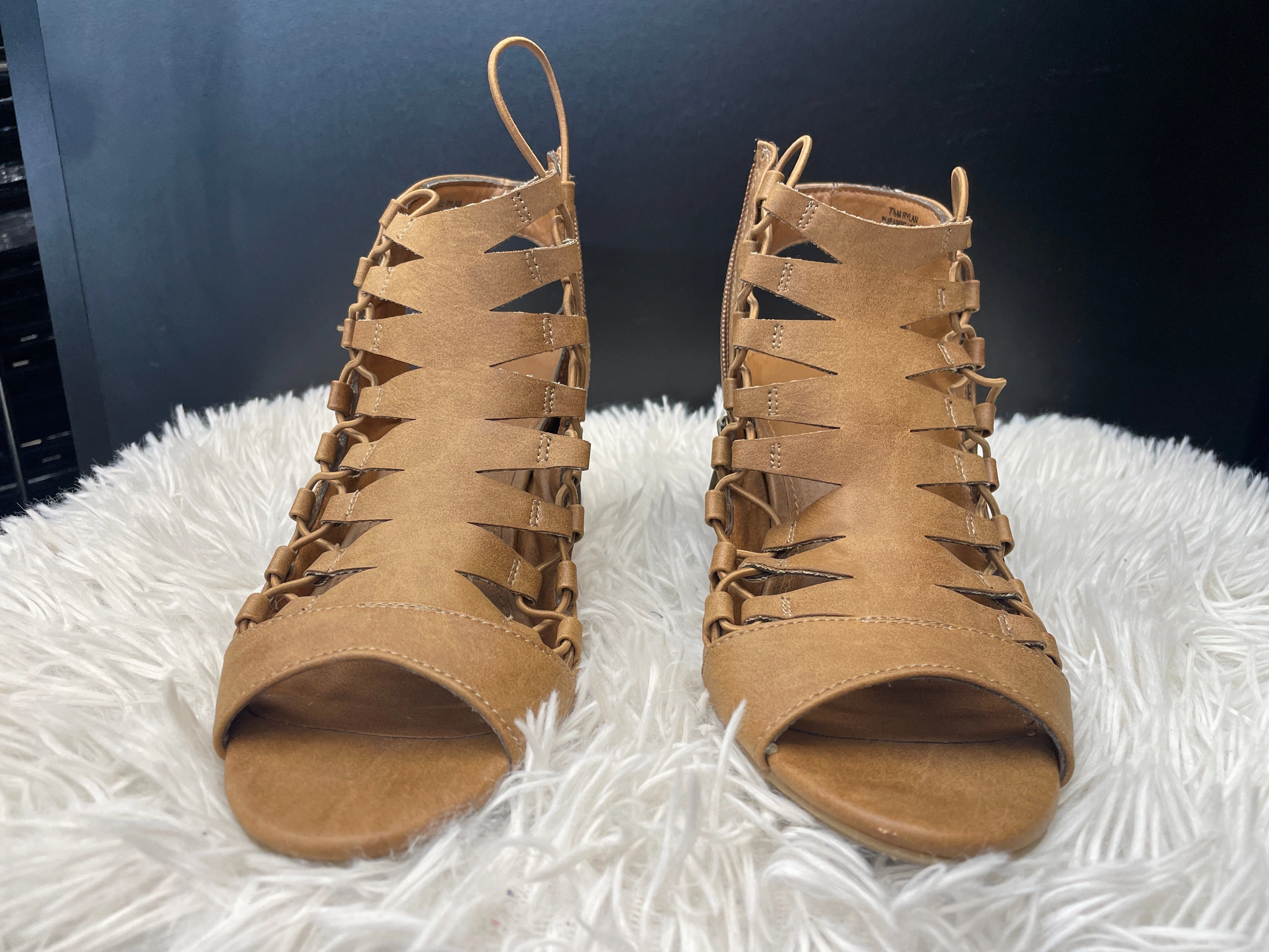 Traction pattern Brown Shoes Heels Block Dressbarn, Size 7.5