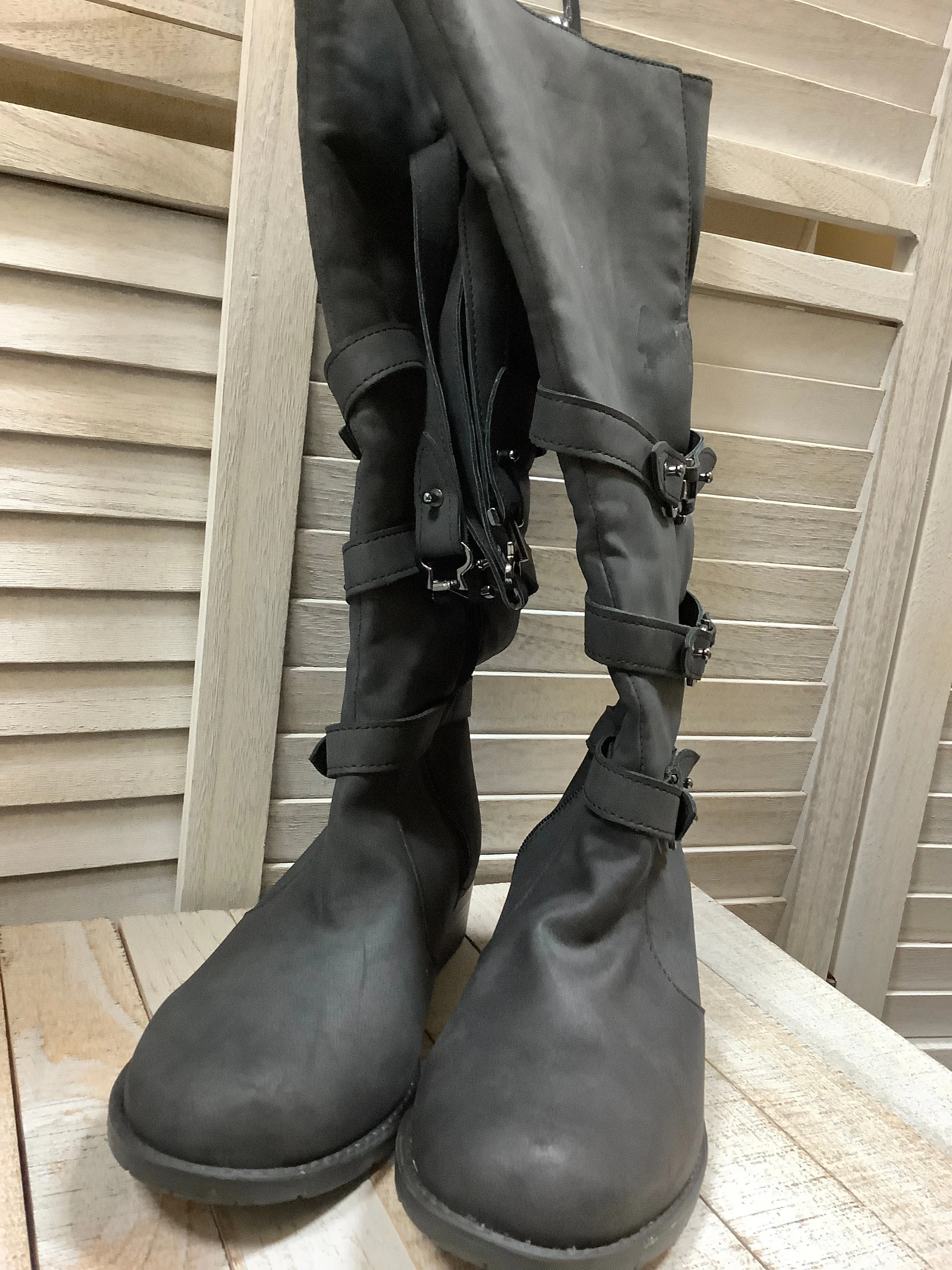 Boots Knee Heels By Clothes Mentor  Size: 9 Seasonal Staple