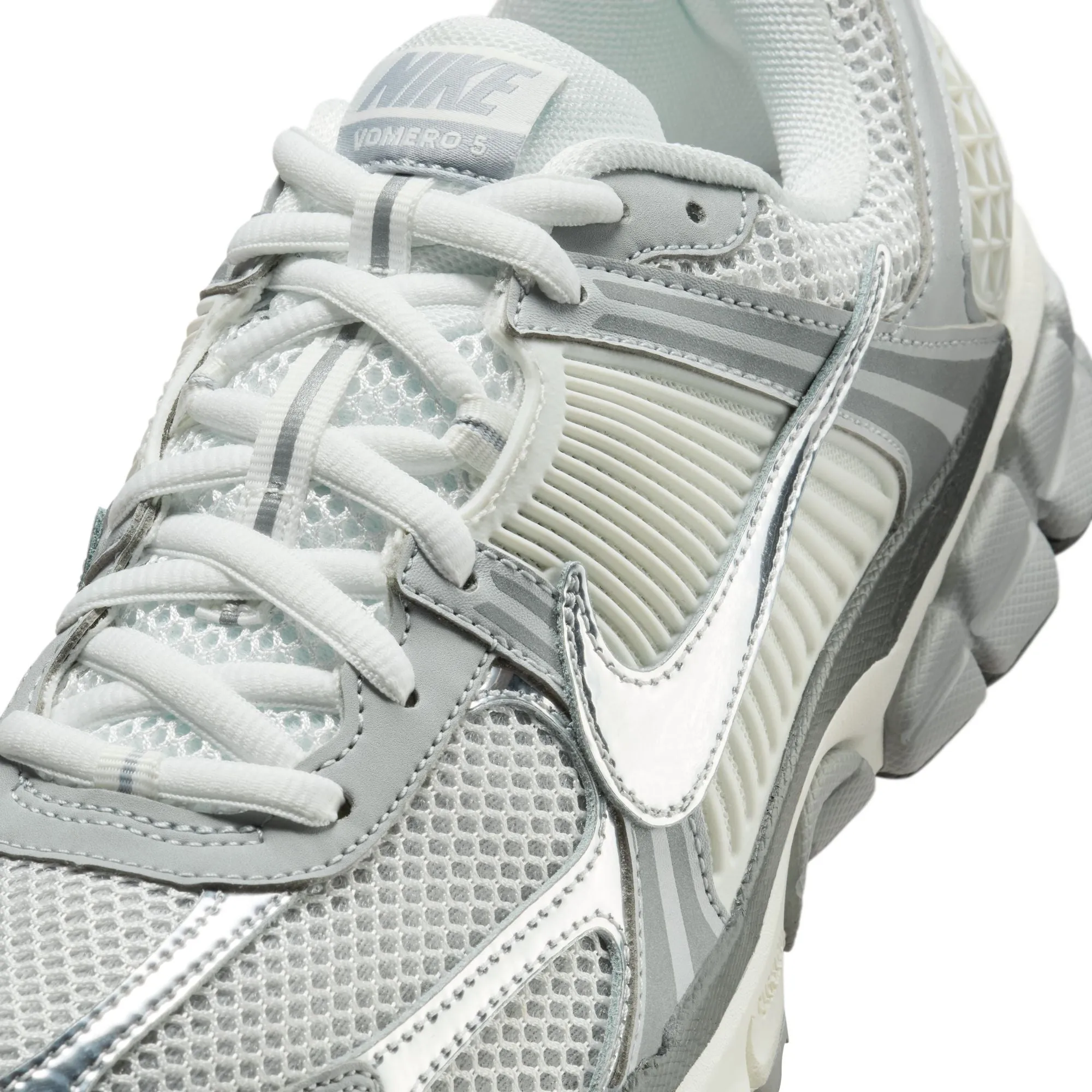 grip - enhancing shoes Nike Mens Zoom Vomero 5 Shoes