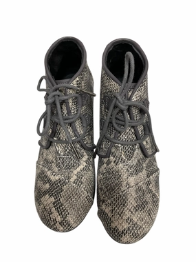 High Traction Outdoor Trek Ankle Coverage Boots Ankle Heels By Toms In Snakeskin Print, Size: 7.5