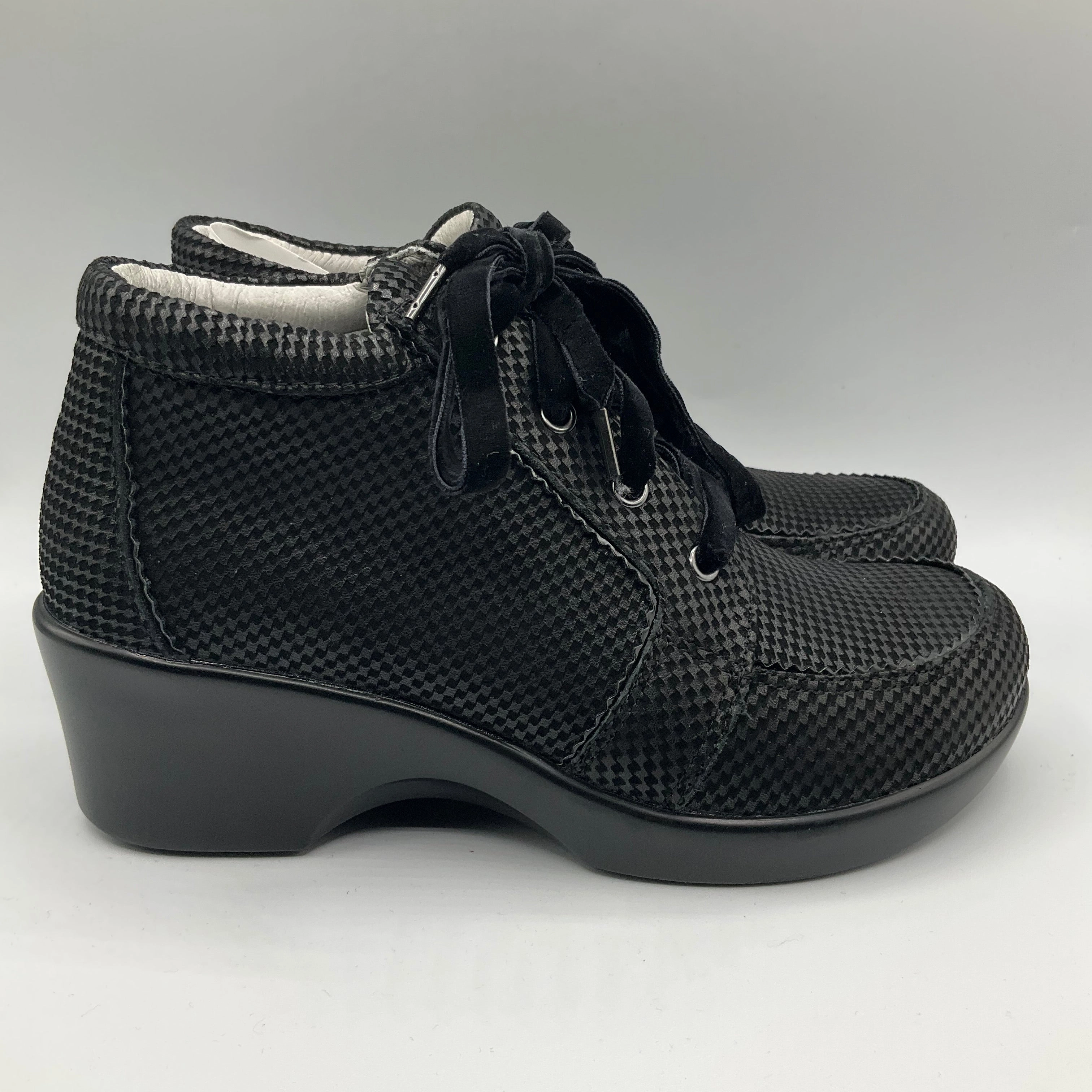 ground grip Boots Ankle Heels By Alegria In Black, Size: 6