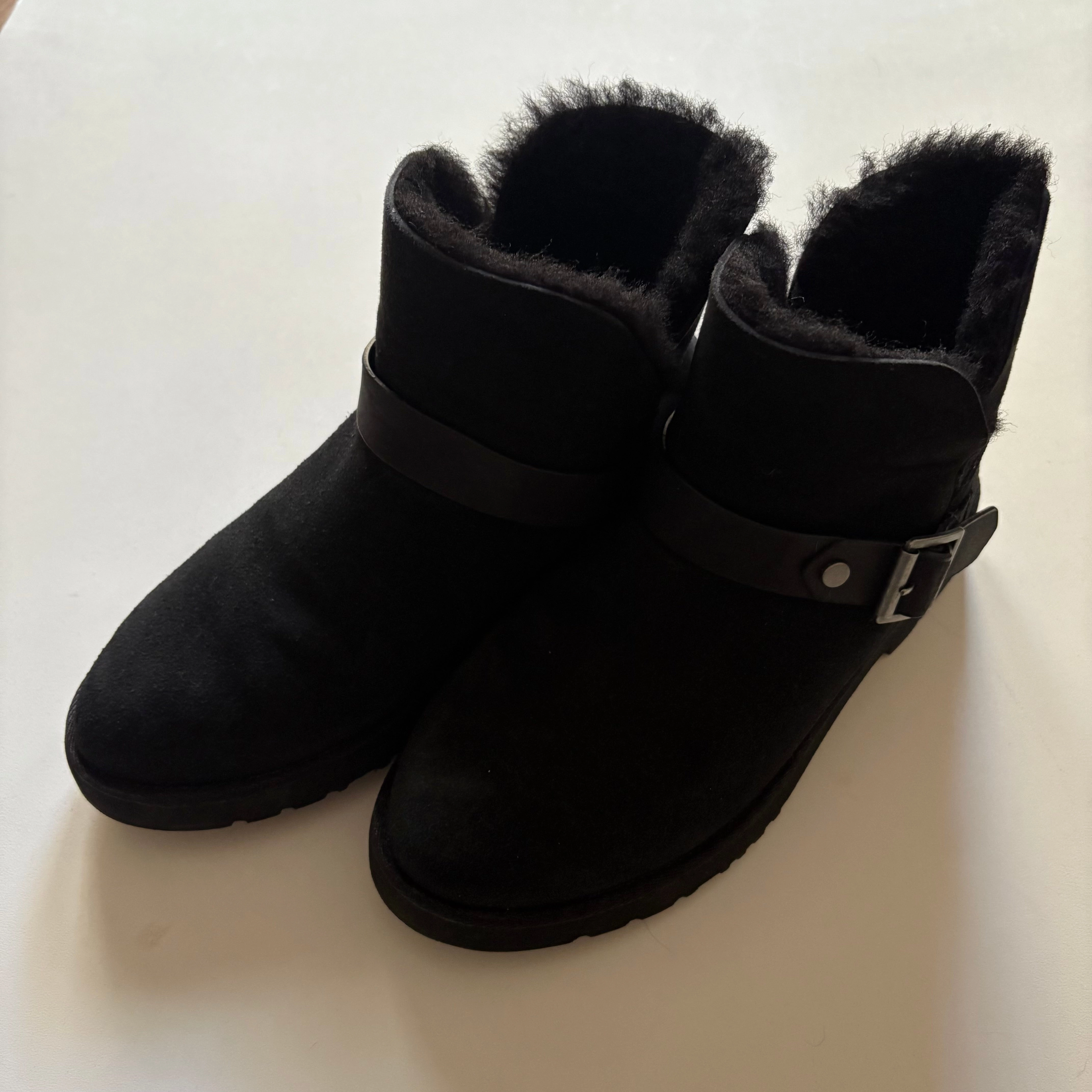 Boots Ankle Flats By Ugg In Black, Size: 5 Dressy look Comfort Lining Trail Exploration