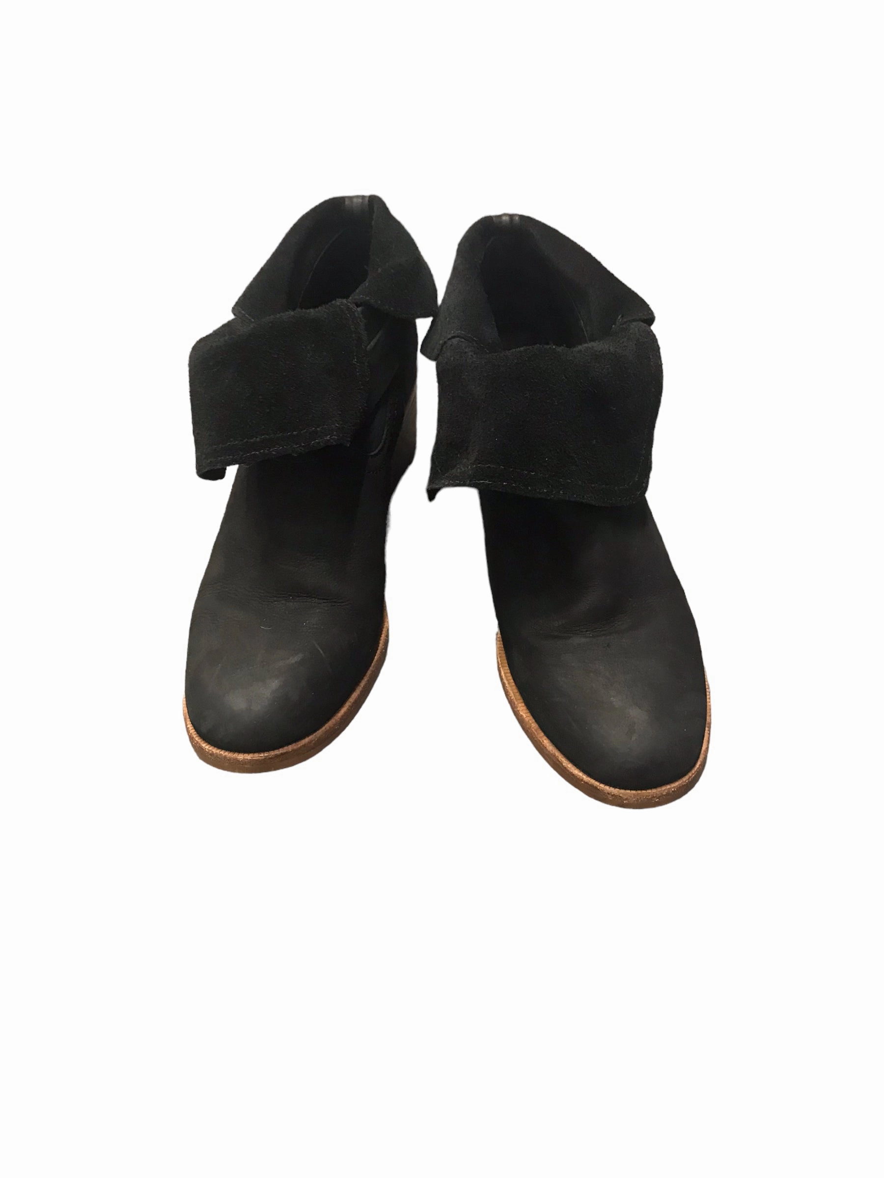 Run Errand Boots Ankle Heels By Ugg  Size: 8