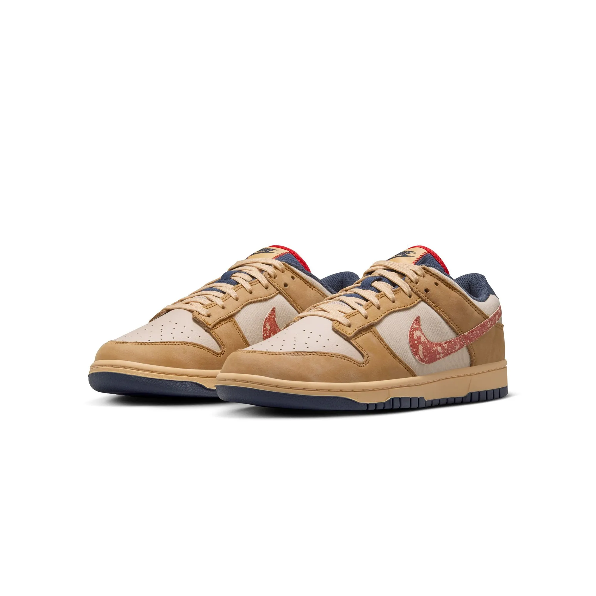 Weather Resistant Layer Nike Mens Dunk Low Retro SE Shoes
