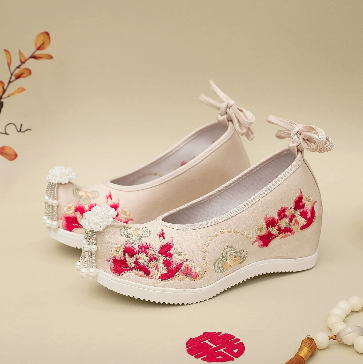 Sai Hong 腮红 Song Ming Embroidered Pearl Pointed Toe Gongxie Shoes