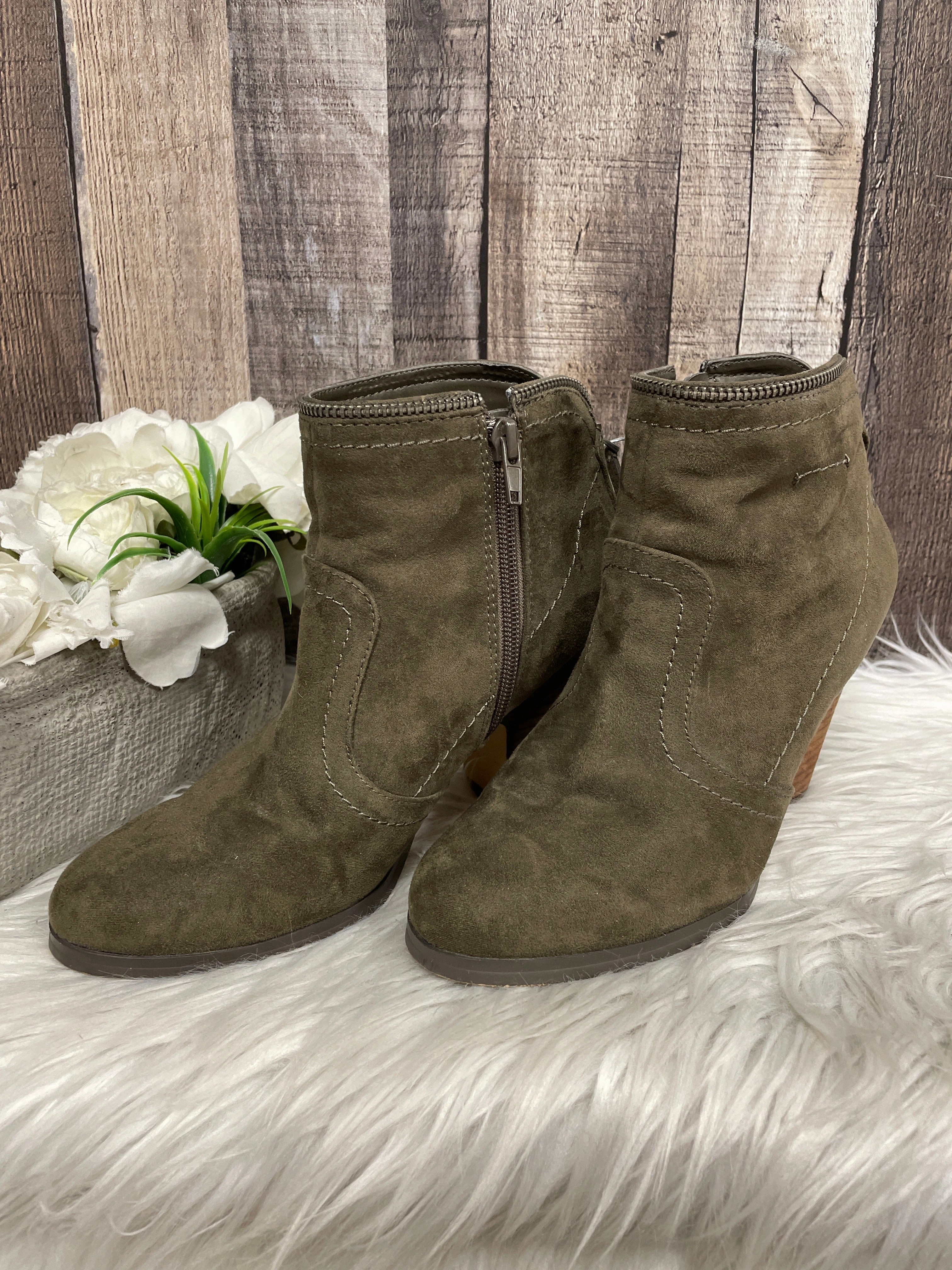 Durable Shell Urban Commute Seamless Comfort Adventure Seeker Boots Ankle Heels By Crown Vintage  Size: 7