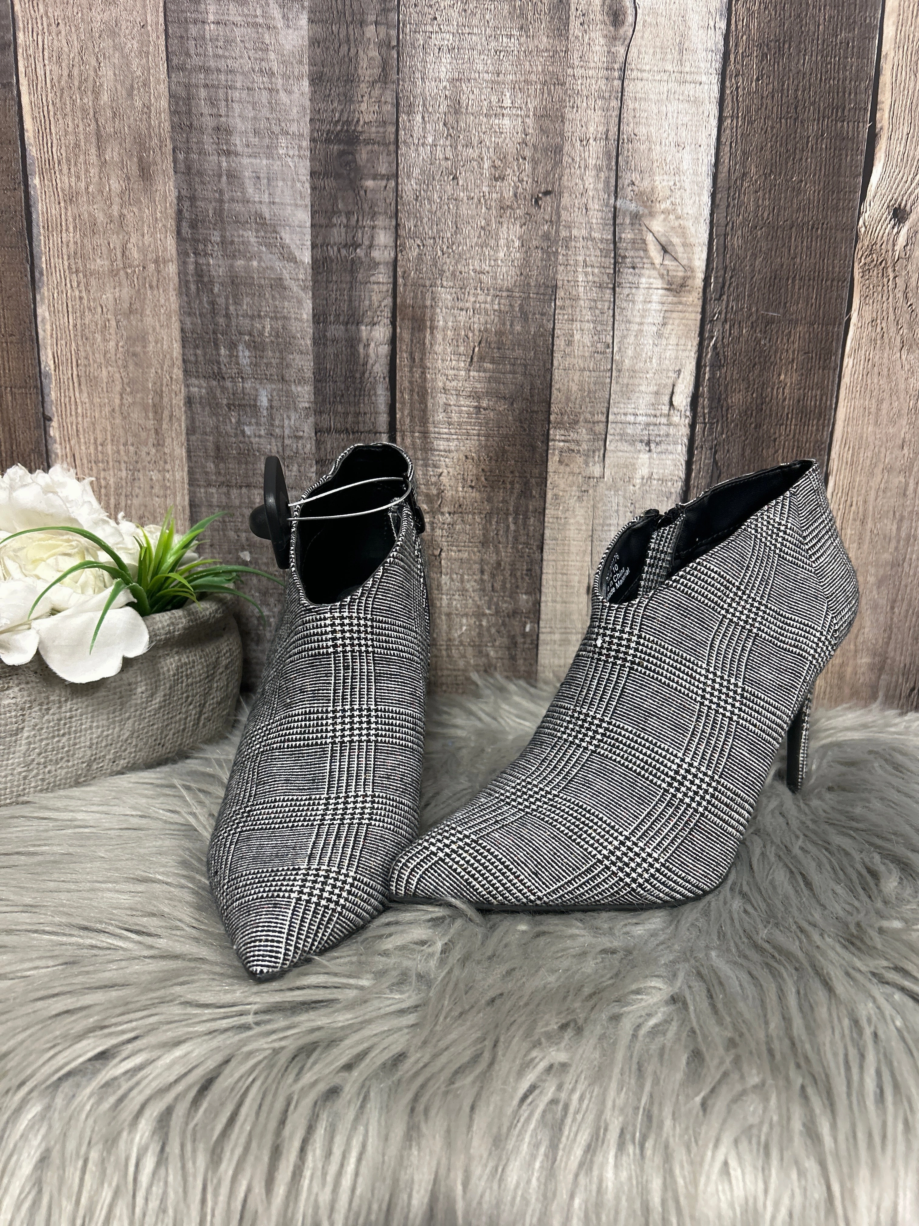 Boots Ankle Heels By Cmf In Black & White, Size: 10 Seamless Comfort Outdoor Explorer NYC Street