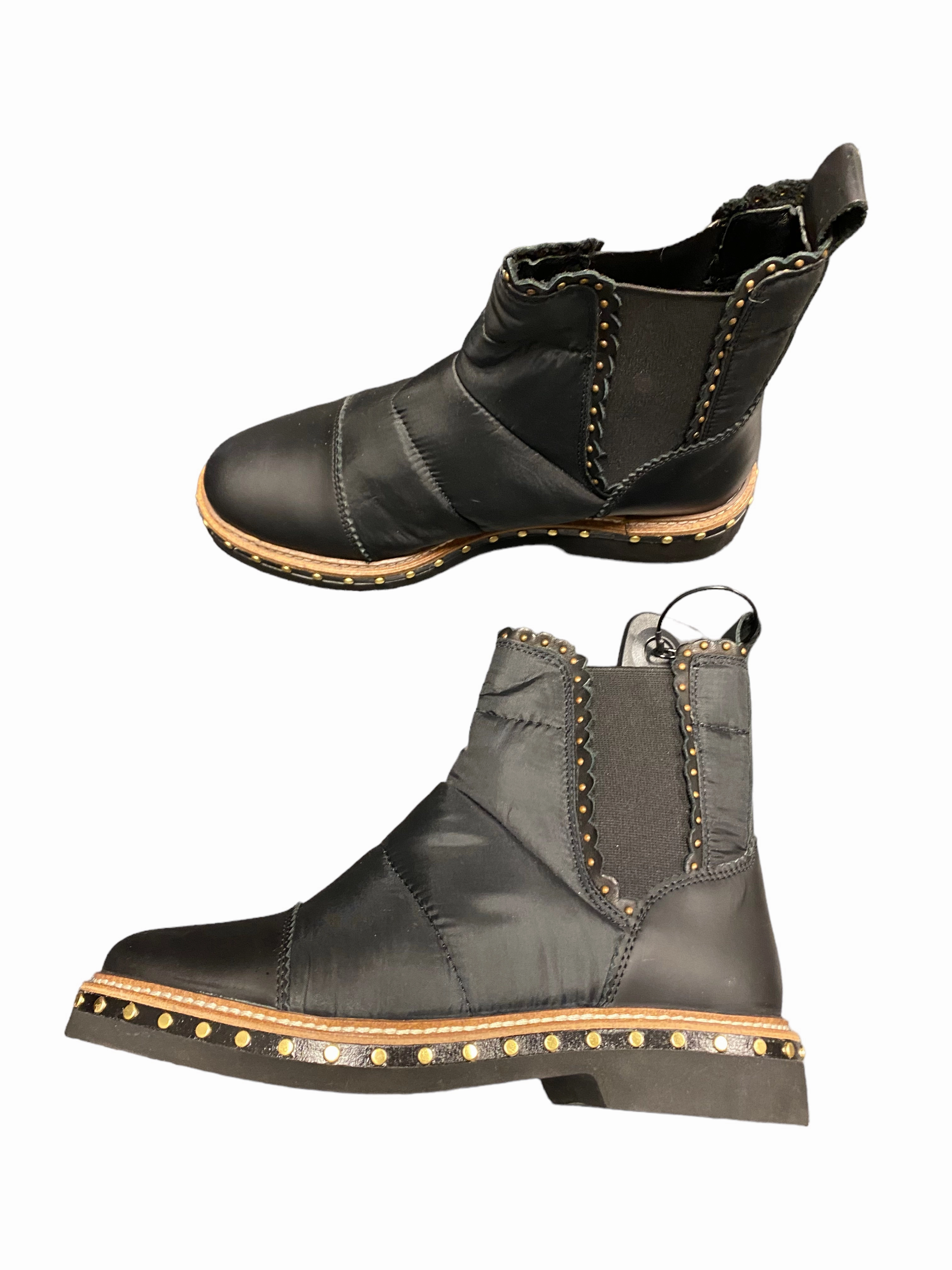 pack light Boots Ankle Flats By Free People In Black, Size: 6