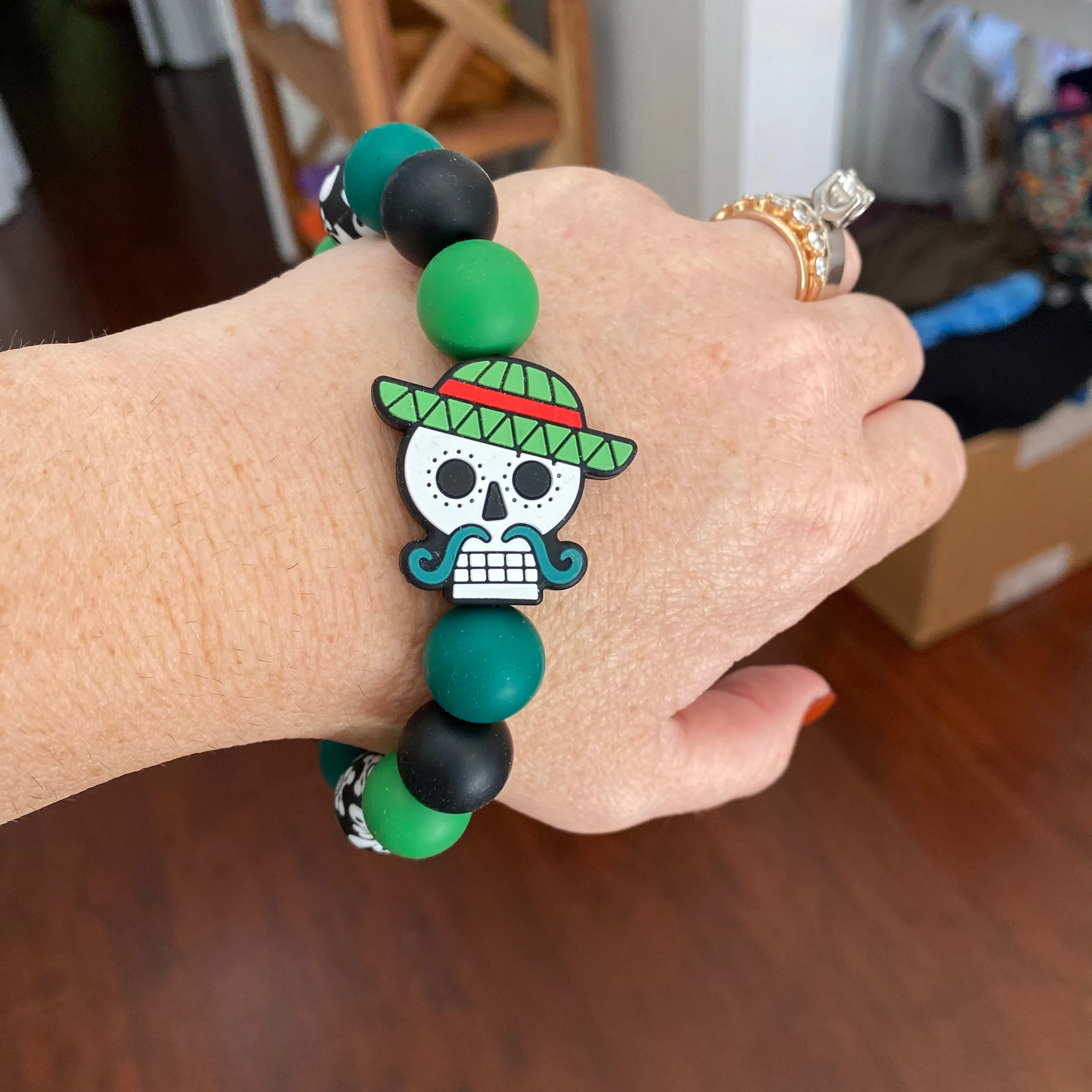sombrero skull stretchy wrist keychain