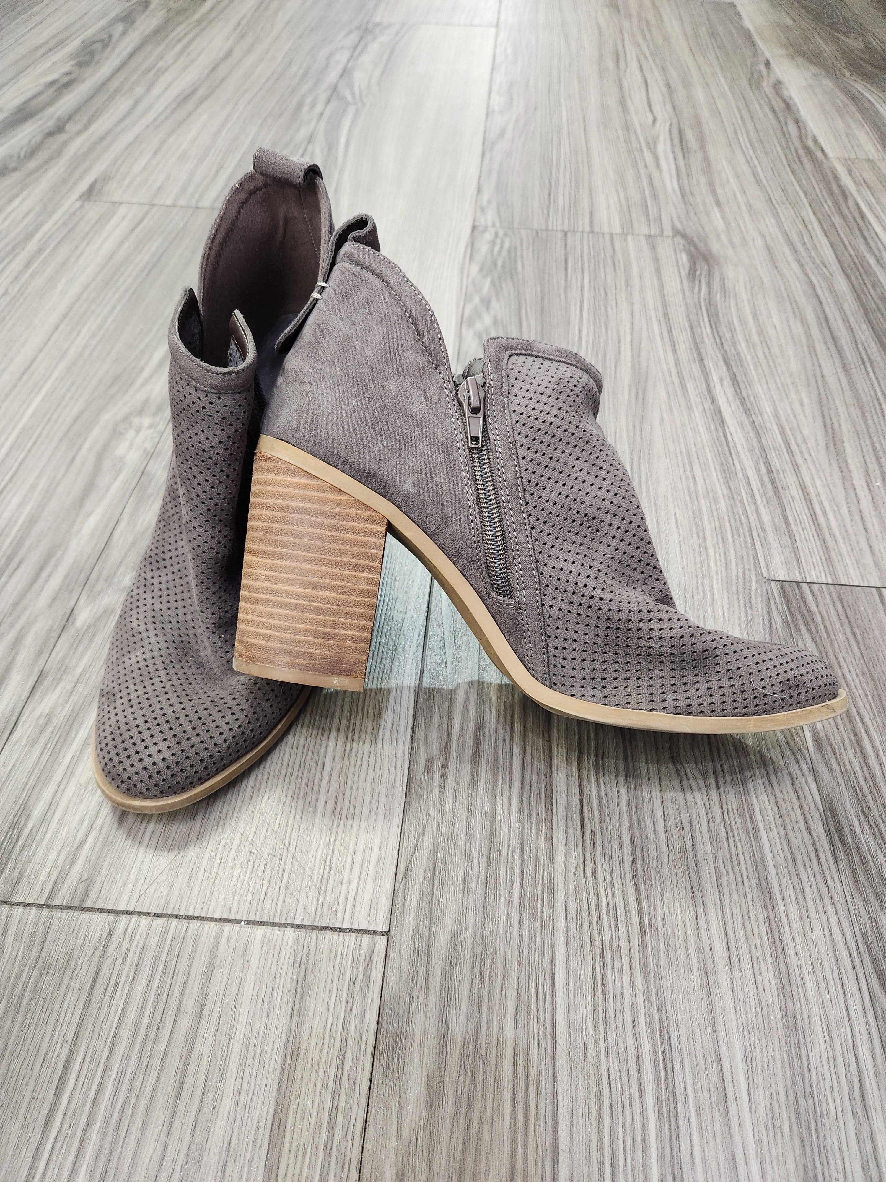 Comfortable ankle Boots Ankle Heels By Madden Girl In Brown & Tan, Size: 9.5