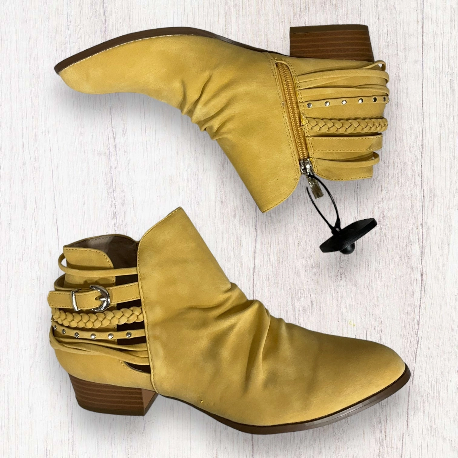 Insulated Snowy Path Quick Drying Mountain Climber Yellow Boots Ankle Heels Clothes Mentor, Size 7.5