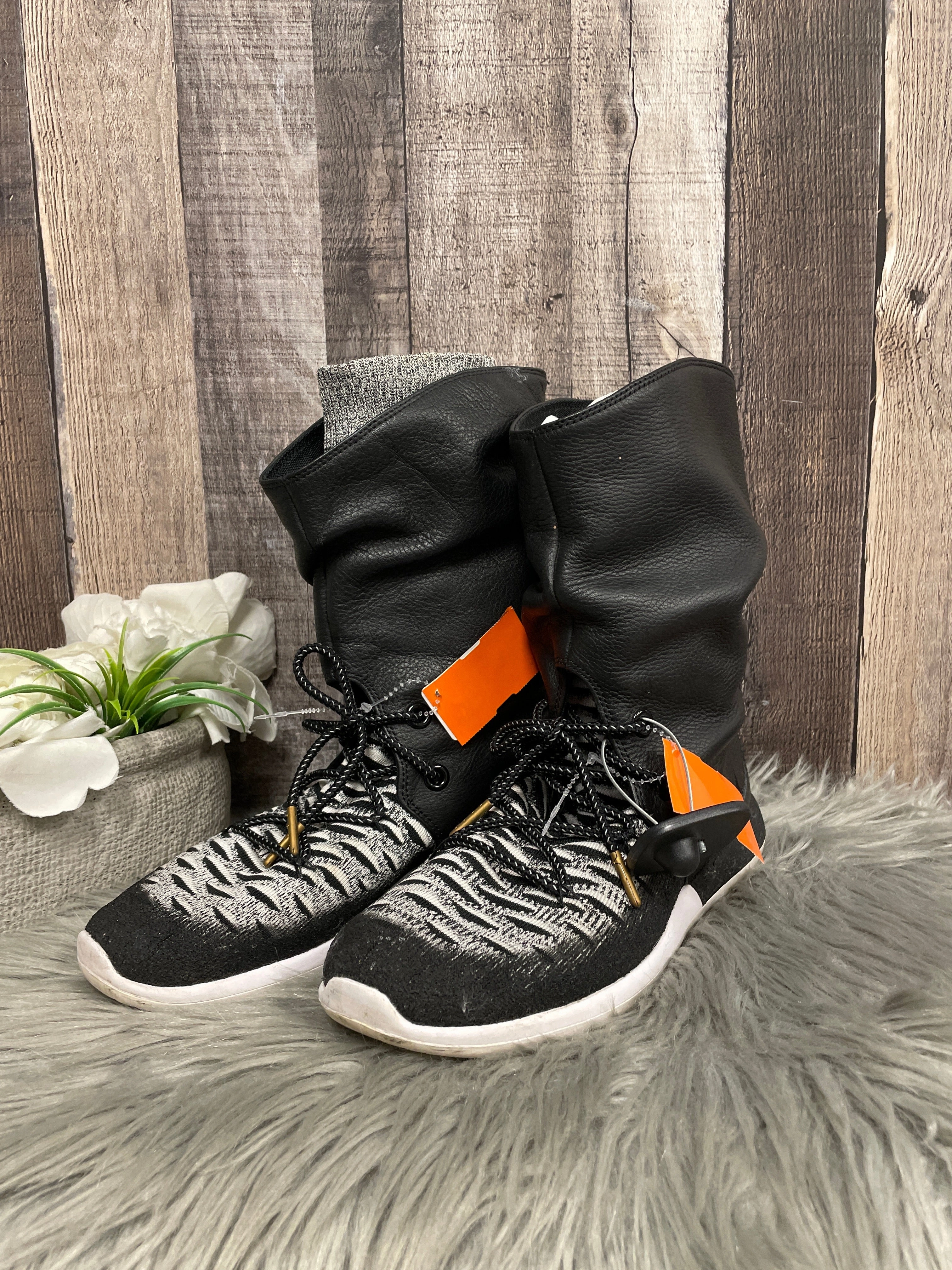 Rugged Function Boots Ankle Flats By Nike In Black & White, Size: 7.5